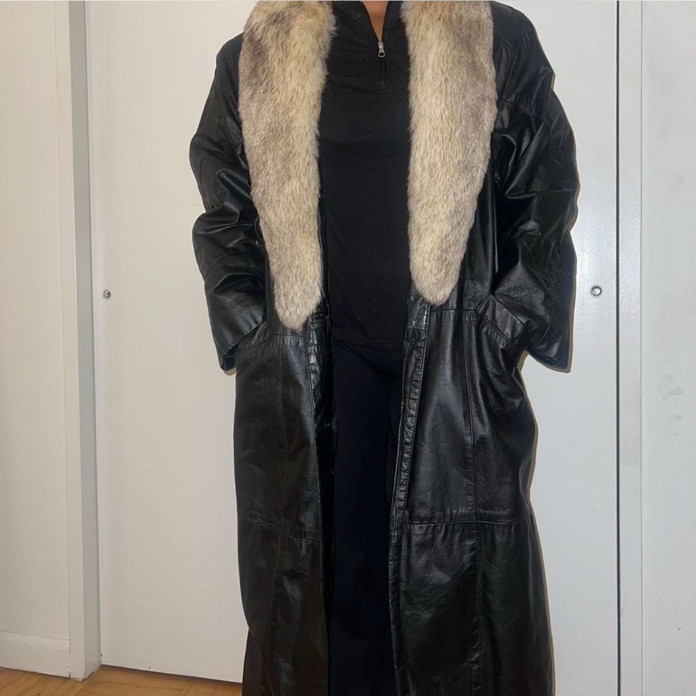 Elegant Black Leather Trench Coat with Fox Fur Collar